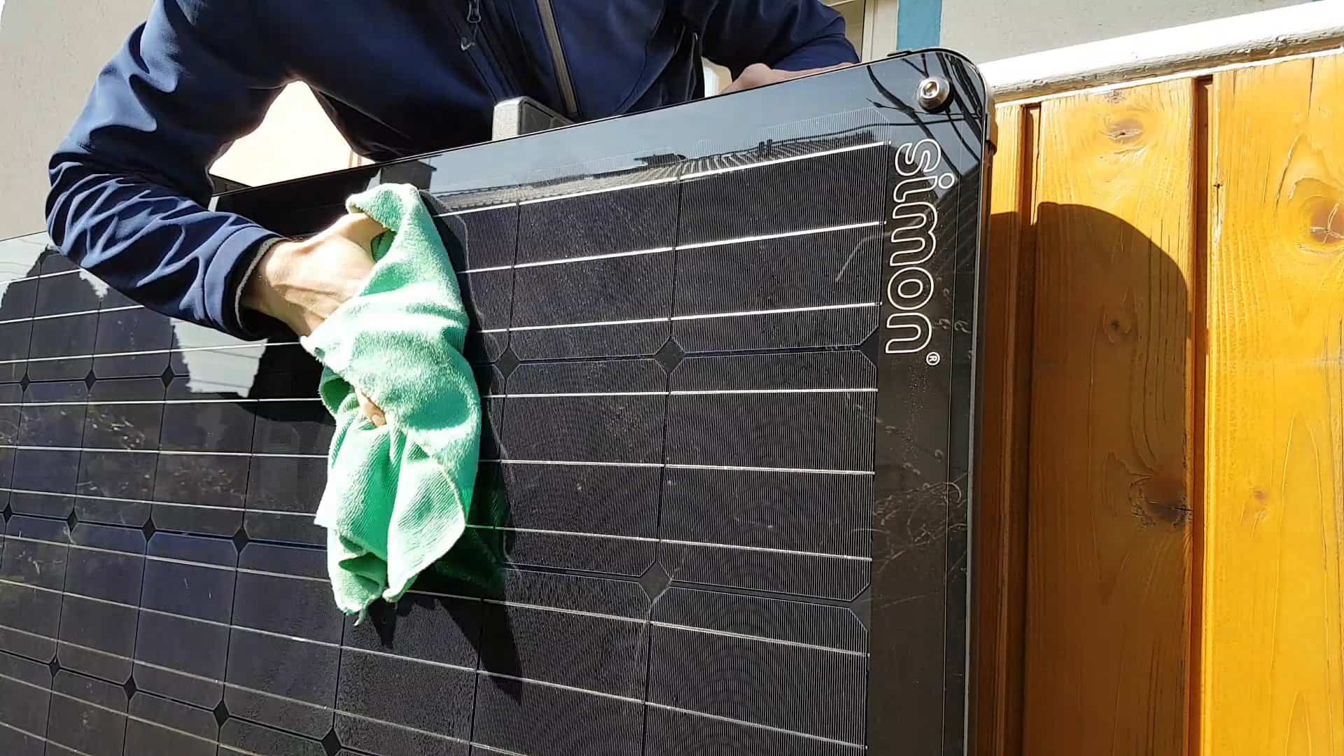 Simon Plug and Play Solarmodul auf Balkon reinigen